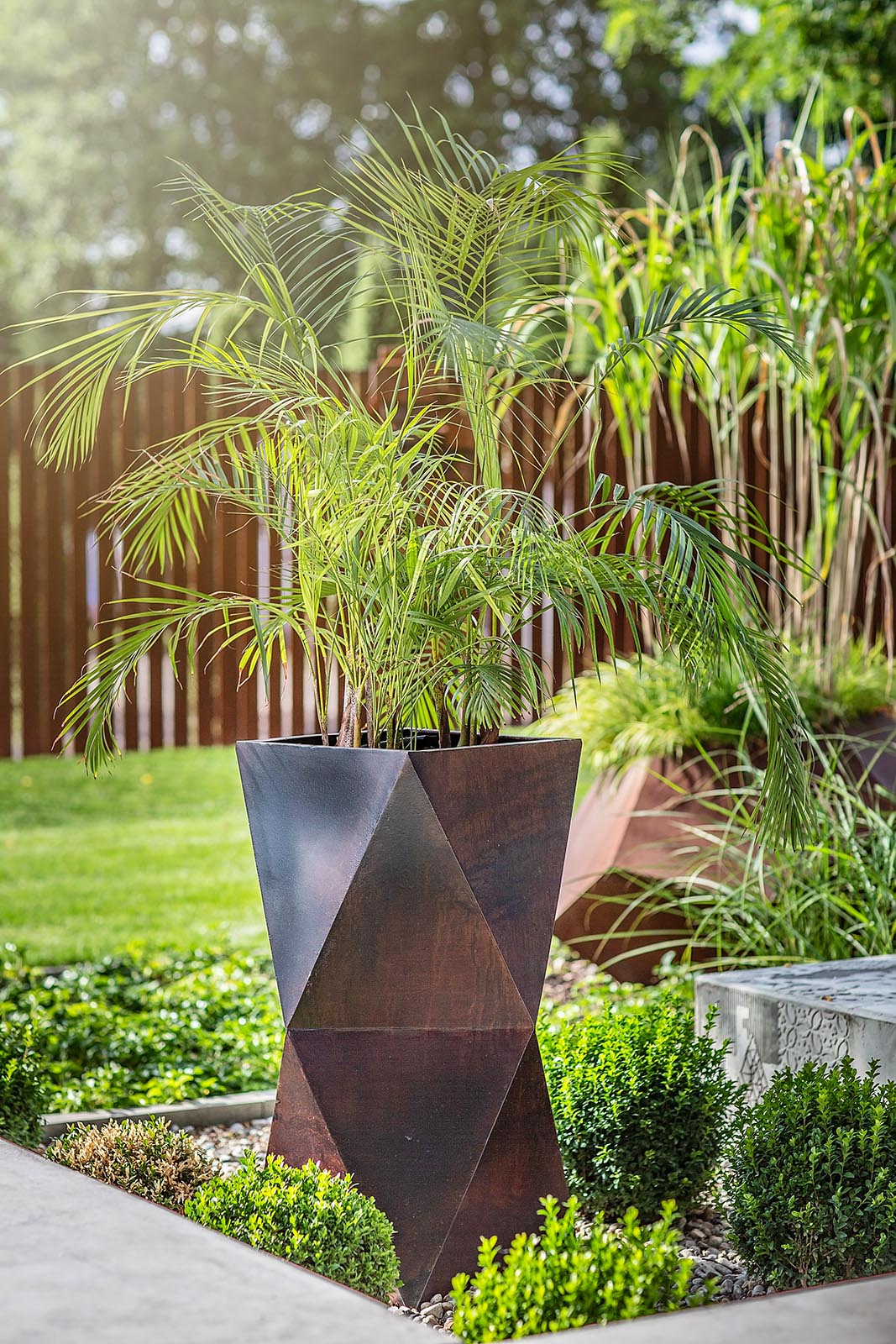 Donica ogrodowa_nowoczesna donica ogrodowa_donica ze stali Corten_świecąca donica ogrodowa_donica geometryczna_corten_donica designerska_donica corten