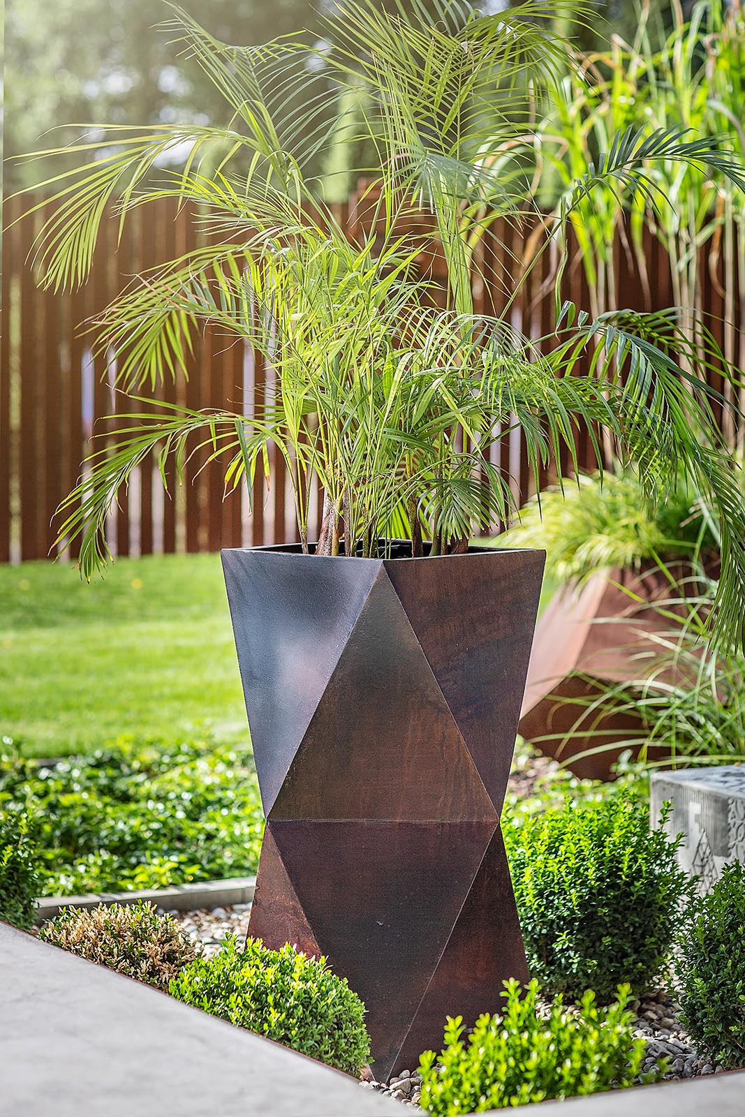 Donica ogrodowa_nowoczesna donica ogrodowa_donica ze stali Corten_świecąca donica ogrodowa_donica geometryczna_corten_donica designerska_donica corten